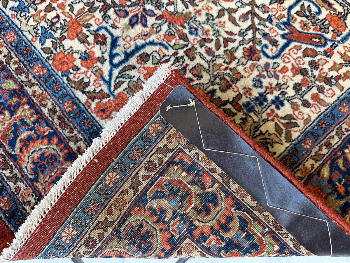 Vintage Persian Sarouk Wool Rug – 4’4” x 6’6” – Hand-Knotted Floral Medallion Design
