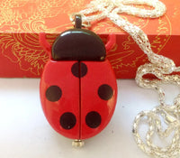 New Fashion Cute Small Golden Beetle Pocket Watchs With Chain Lightweight Necklace Pendant Clock Adult Children Ladybug Watch Quick Pick Grocers