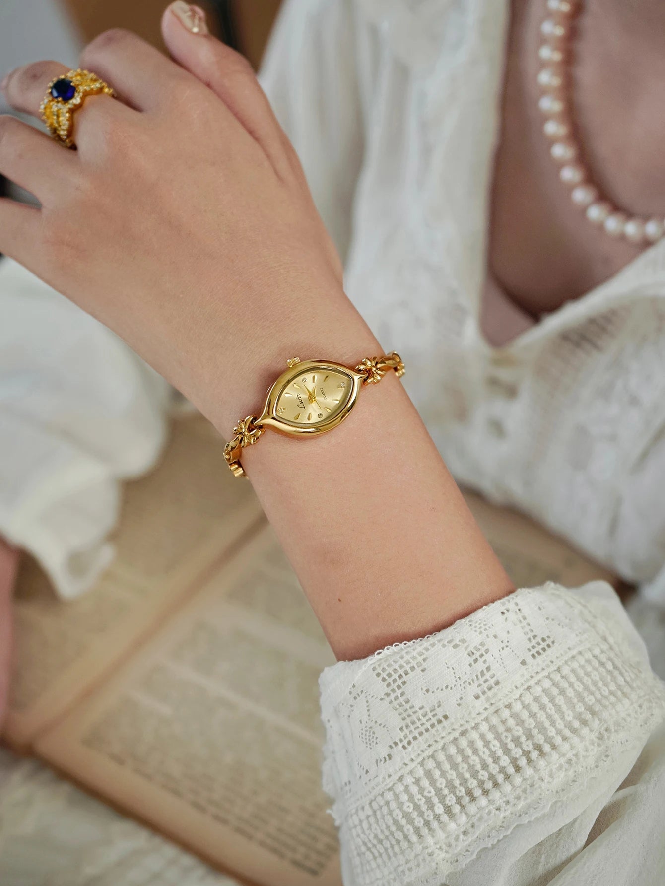 1 Piece of New French-Style Retro Gold Small Dial Women's Watch, Fashionable, Simple, Luxurious, Elegant, Compact, Waterproof, Bracelet-Style, Suitable for Daily Wear, Dinner Parties, and Other Occasions to Decorate the Wrist Quick Pick Grocers