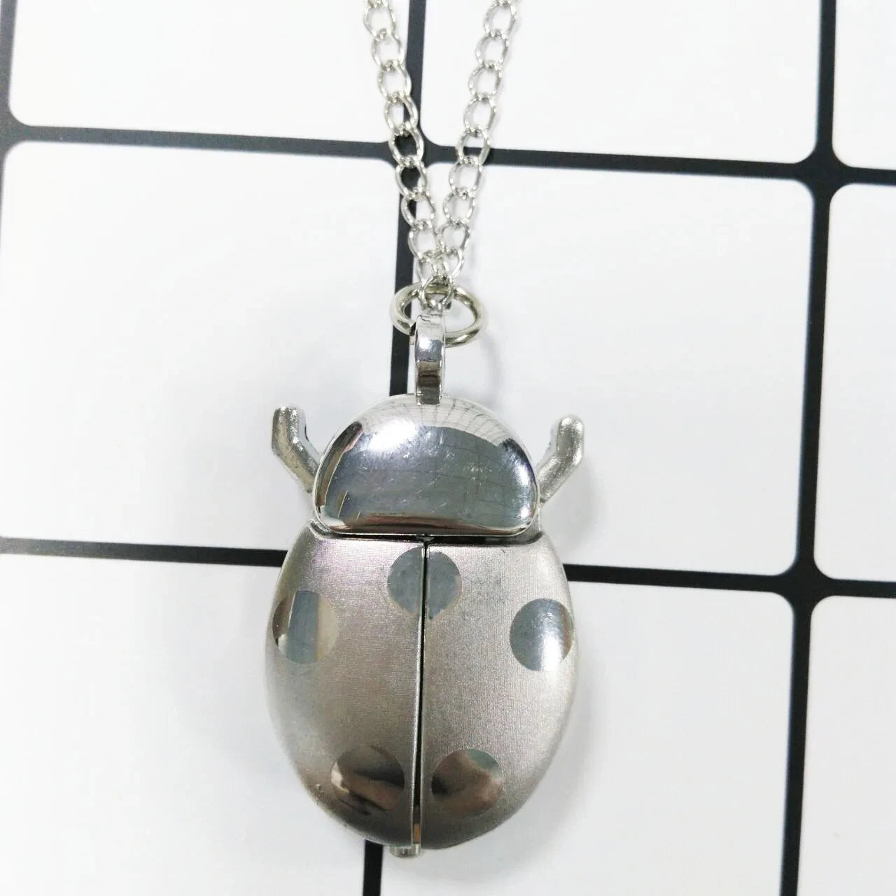 New Fashion Cute Small Golden Beetle Pocket Watchs With Chain Lightweight Necklace Pendant Clock Adult Children Ladybug Watch Quick Pick Grocers